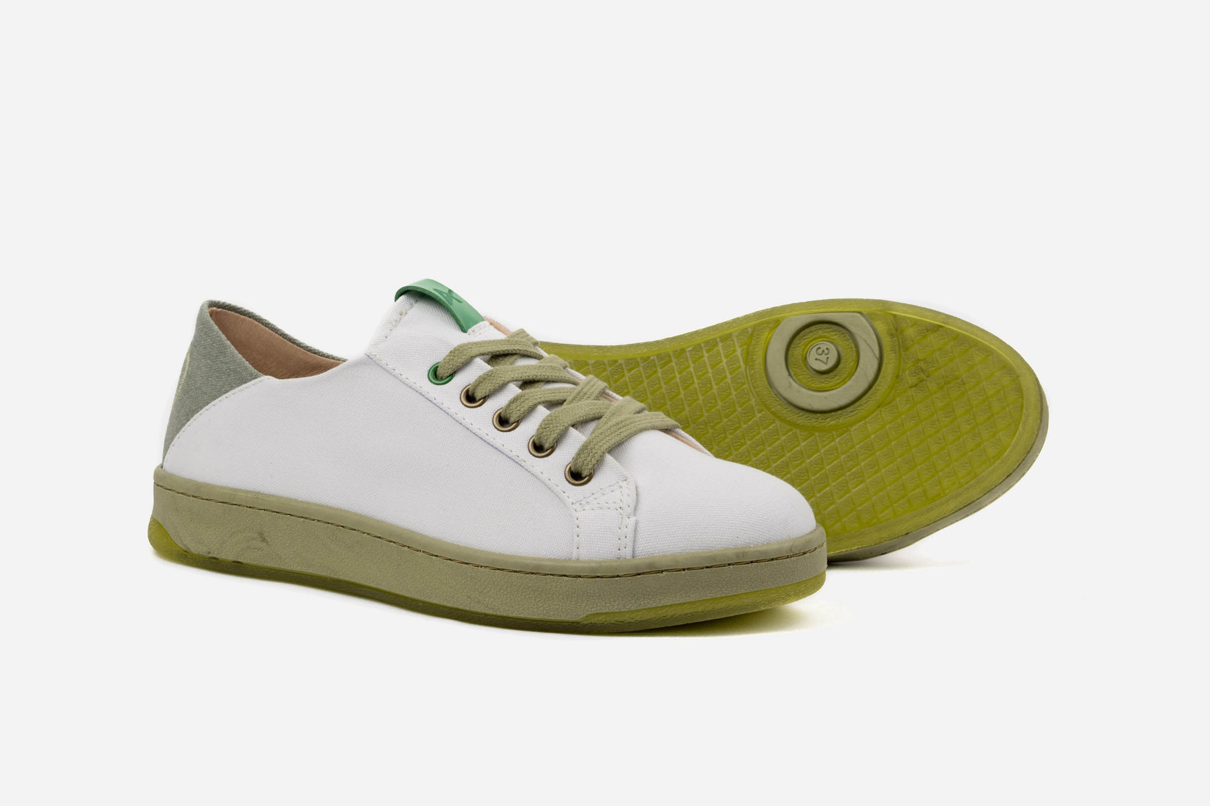 zapatillas blancas de suela verde sneakers