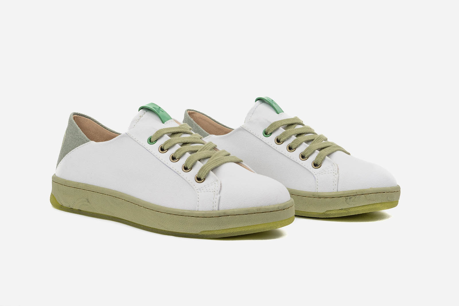 dos zapatillas blancas sneakers cruelty free con suela verde