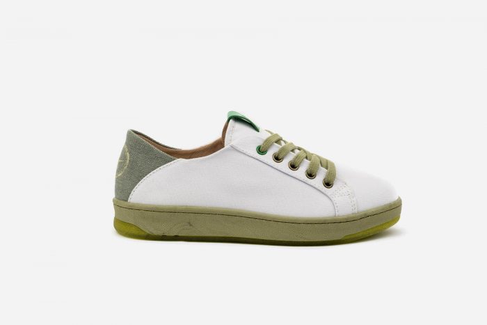 Sneaker blanca reciclada ecológica y vegana de perfil