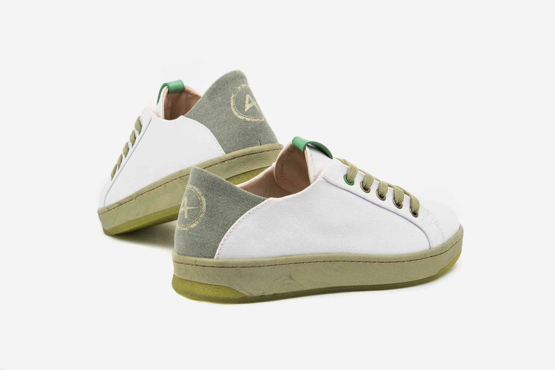 Zapatilla sneakers blancas recicladas ecológicas y veganas