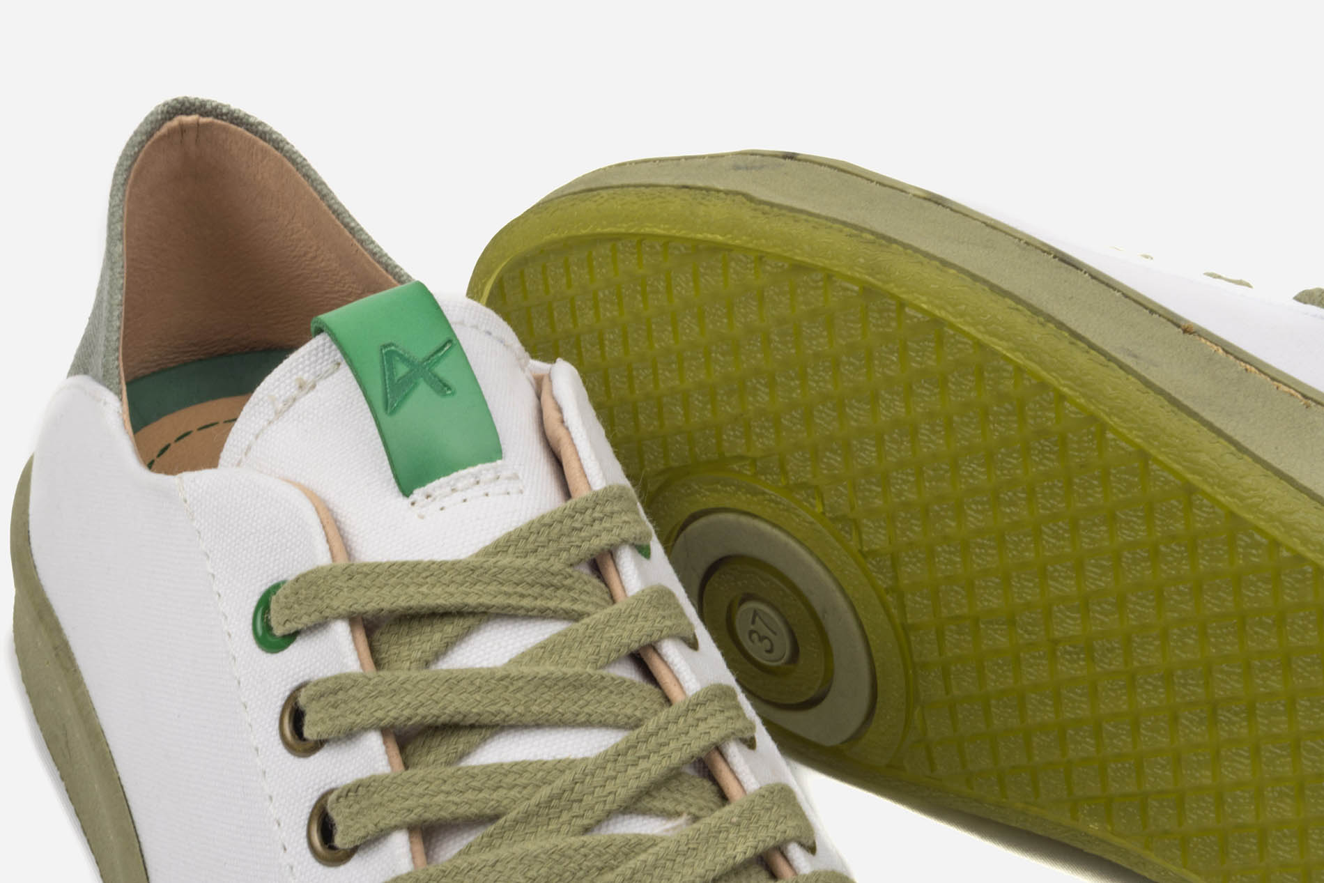 zapatillas Sneakers blancas recicladas ecológicas y veganas